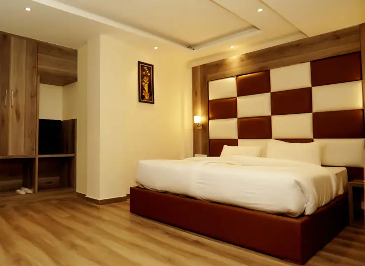 The-Jungle-Mountain-Retreat-Hotel-in-Kufri-Shimla-Family-Suite-Room-Image.webp